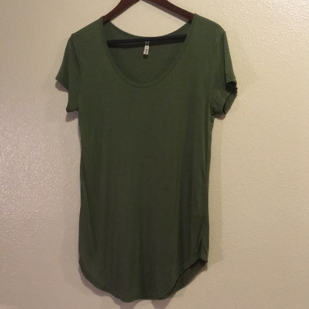 Women’s medium flowy olive green blouse